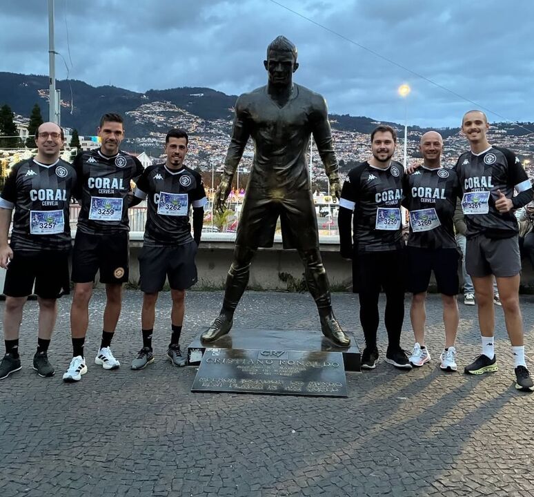 A equipa técnica do Nacional antes da prova, junto à estátua de CR7