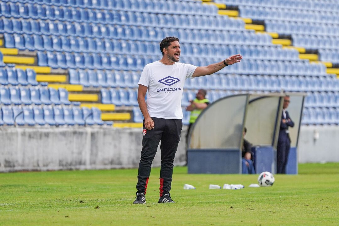 Entrenador do Santa Clara gesticula durante jogo