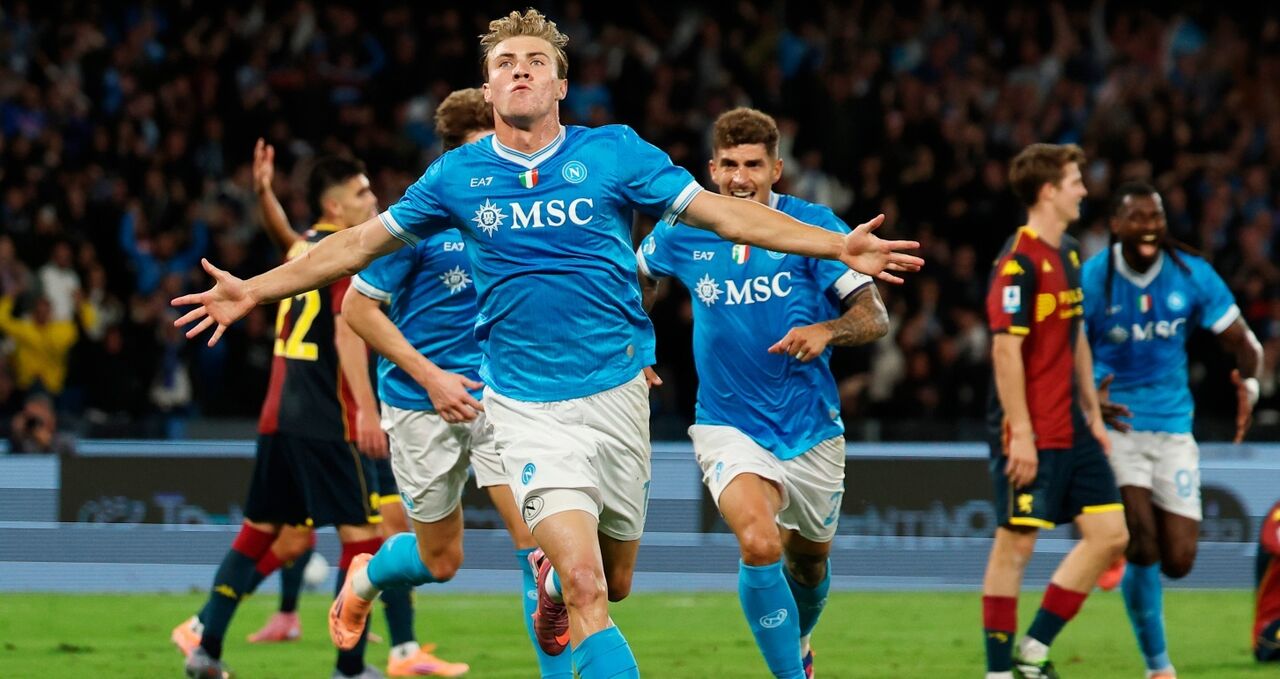 Hojlund celebra golo em Nápoles, mostrando evolução desde Old Trafford