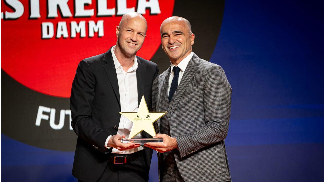 Roberto Martínez com o prémio entregue por Jordi Cruyff