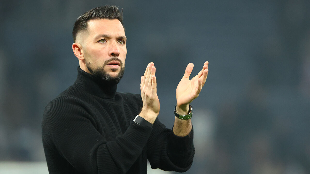 O treinador Oliver Glasner aplaude durante um jogo de futebol