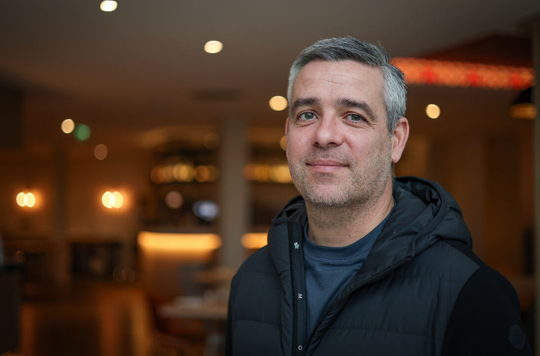 Filipe Çelikkaya em pose durante entrevista