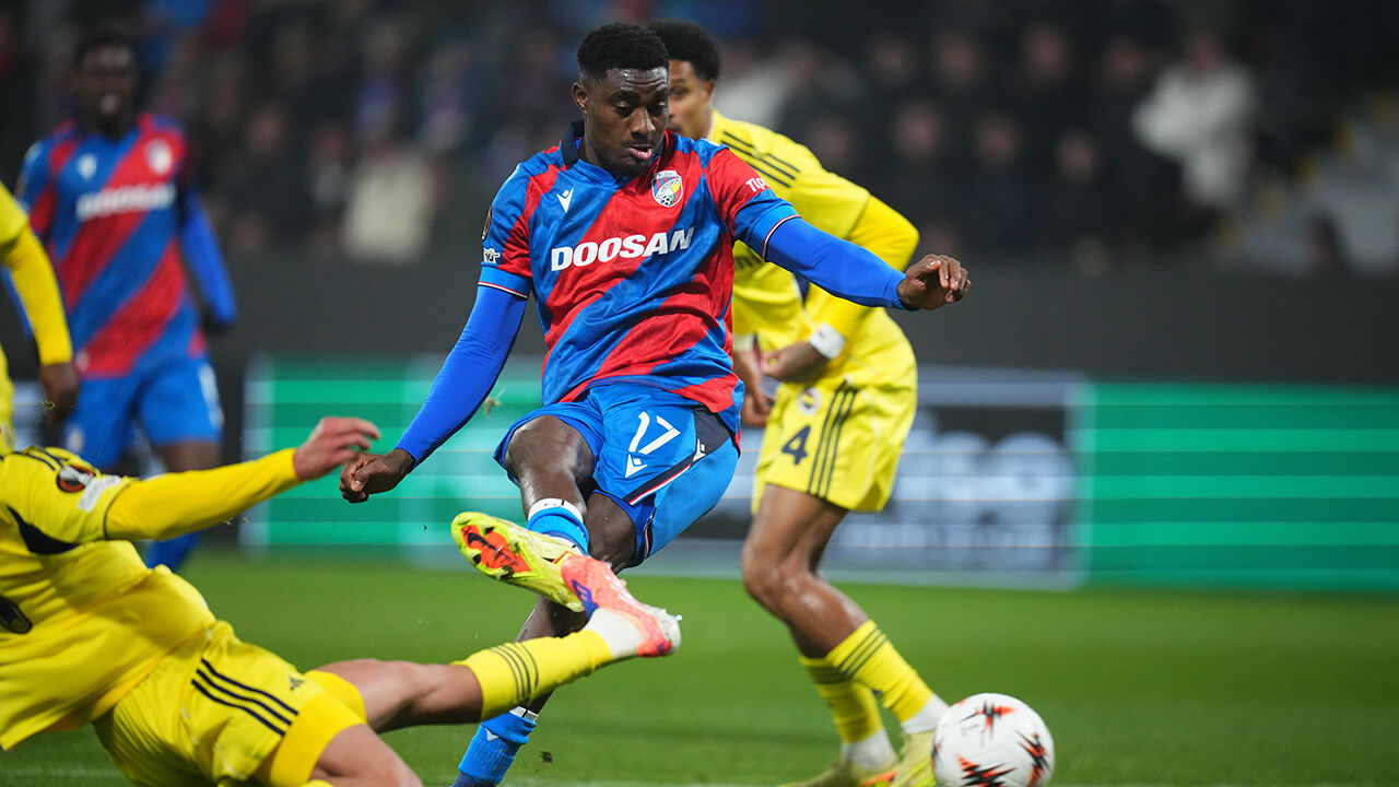 Rafiu Durosinmi, jogador do Viktoria Plzen, perto de assinar pelo Benfica