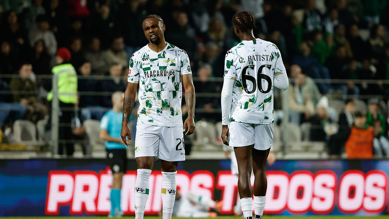 Jogadores do Moreirense FC em campo durante uma partida