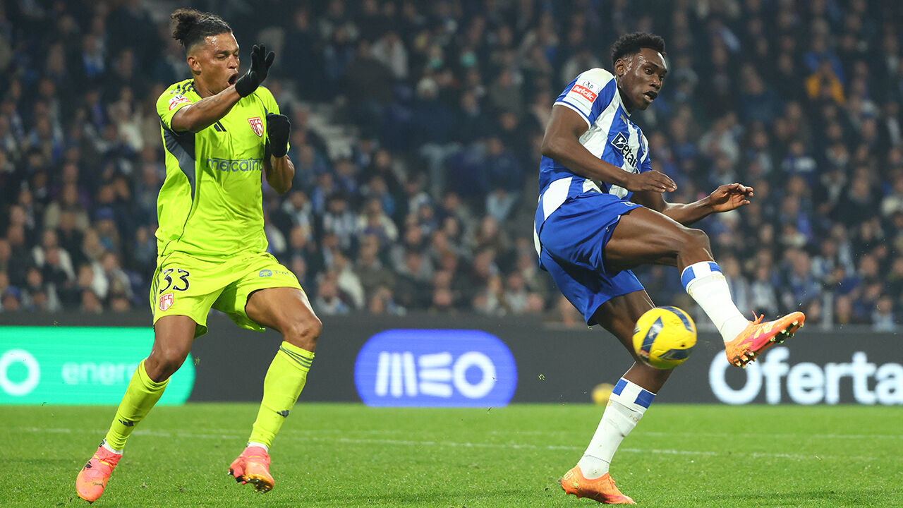 FC Porto e AVS SAD disputam um jogo