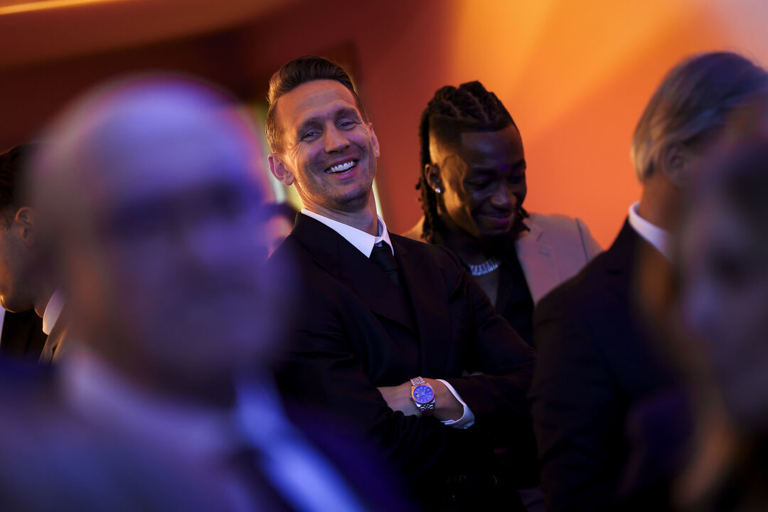 Luuk de Jong assiste ao jogo do FC Porto no Estádio do Dragão após cirurgia