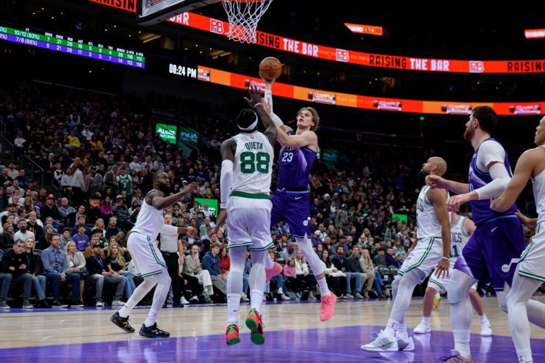 Neemias Queta no duelo com os Utah Jazz