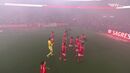 O momento em que os jogadores do Benfica homenagearam o antigo líder dos Diabos Vermelhos