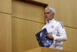 José Mourinho com um saco-presente na sala de imprensa do Benfica Campus
