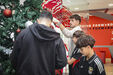 Espírito natalício chegou ao Benfica Campus: jogadores da equipa principal ajudam a montar Árvore de Natal