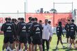 Treino do Benfica com Mourinho a cumprimentar os jogadores