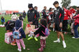 Jogadores do Benfica distribuem presentes a crianças no relvado