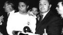 Eusébio com a Bola de Ouro