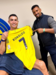 Cristiano Ronaldo exibe a camisola do Al Nassr