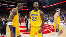 LeBron James festeja após a vitória dos Lakers em Toronto, frente aos Raptors