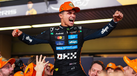 Lando Norris festeja com a equipa a conquista do Mundial de pilotos de F1