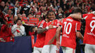 Jogadores do Benfica celebram um momento importante em campo