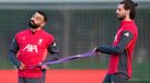 Jogadores do Liverpool fazem alongamentos com faixa