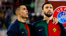 Cristiano Ronaldo canta o hino nacional com Rui Patrício