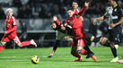 Jogo entre Benfica e Farense com jogadores em disputa pela posse da bola