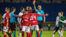 Árbitro mostra cartão vermelho durante o Sporting-Santa Clara