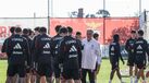 Treino do Benfica com Mourinho a cumprimentar os jogadores