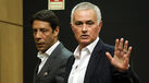 Dia 12 - José Mourinho acena aos jornalistas depois da apresentação oficial como treinador do Benfica, feita ao lado de Rui Costa.