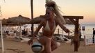 De biquíni e com direito a 'show' de bola: a mensagem de Natal de Alisha Lehmann na praia que deslumbra seguidores