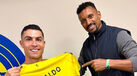 Cristiano Ronaldo posa com a camisola do Al Nassr ao lado de Nani