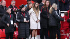 Rute Cardoso observa atentamente as homenagens a Diogo Jota em Anfield