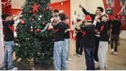 Espírito natalício chegou ao Benfica Campus: jogadores da equipa principal ajudam a montar Árvore de Natal