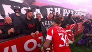 O momento em que os jogadores do Benfica homenagearam o antigo líder dos Diabos Vermelhos