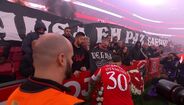 O momento em que os jogadores do Benfica homenagearam o antigo líder dos Diabos Vermelhos