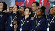 Seleção feminina recebida na Cidade do Futebol
