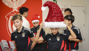 Espírito natalício chegou ao Benfica Campus: jogadores da equipa principal ajudam a montar Árvore de Natal