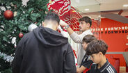 Espírito natalício chegou ao Benfica Campus: jogadores da equipa principal ajudam a montar Árvore de Natal