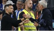 Francesco Farioli e José Mourinho cumprimentam-se antes do início do FC Porto-Benfica no Estádio do Dragão