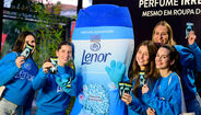 Lenor promove frescura na roupa durante a São Silvestre El Corte Inglés, em Lisboa.
