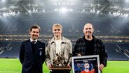Médio recebeu a distinção em pleno Estádio do Dragão