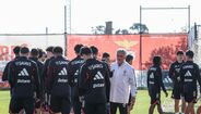 Treino do Benfica com Mourinho a cumprimentar os jogadores