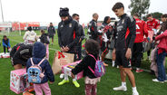 Jogadores do Benfica distribuem presentes a crianças no relvado