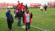 Crianças visitam o Benfica Campus e são surpreendidos pelos jogadores 