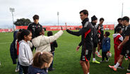 Jogadores do Benfica encontram-se com crianças num dia de convívio