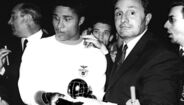 Eusébio com a Bola de Ouro