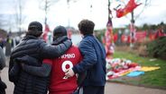 As homenagens dos adeptos de Liverpool e Wolverhampton em Anfield