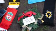 As homenagens dos adeptos de Liverpool e Wolverhampton em Anfield