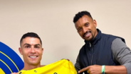 Cristiano Ronaldo exibe a camisola do Al Nassr