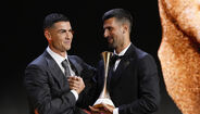 Novak Djokovic recebeu o Globe Sports Award das mãos de Cristiano Ronaldo