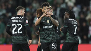 Luis Suárez bisou e foi o melhor jogador do Sporting frente ao E. Amadora