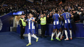 Jogadores do FC Porto festejam o golo apontado por William Gomes ao Estoril